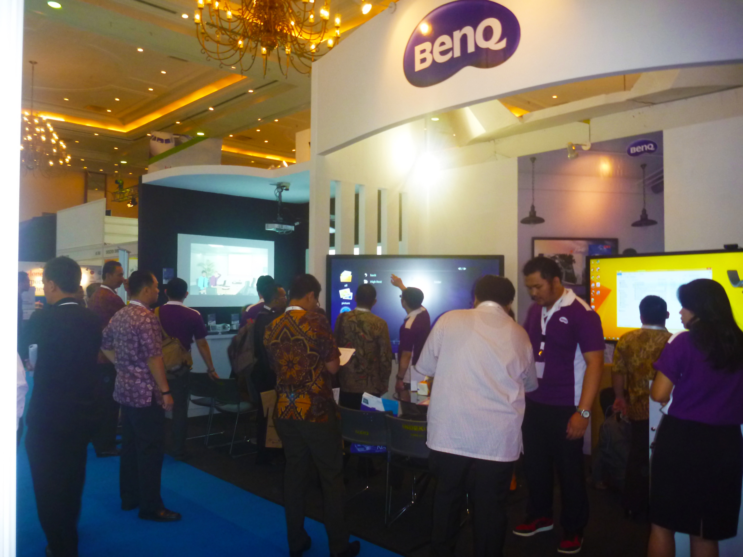 BenQ Hadirkan Unique Display dan Beragam Projector di CECI 2015