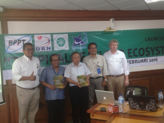 Ketua DRN Bedah Buku Tropical Peatland Ecosystem