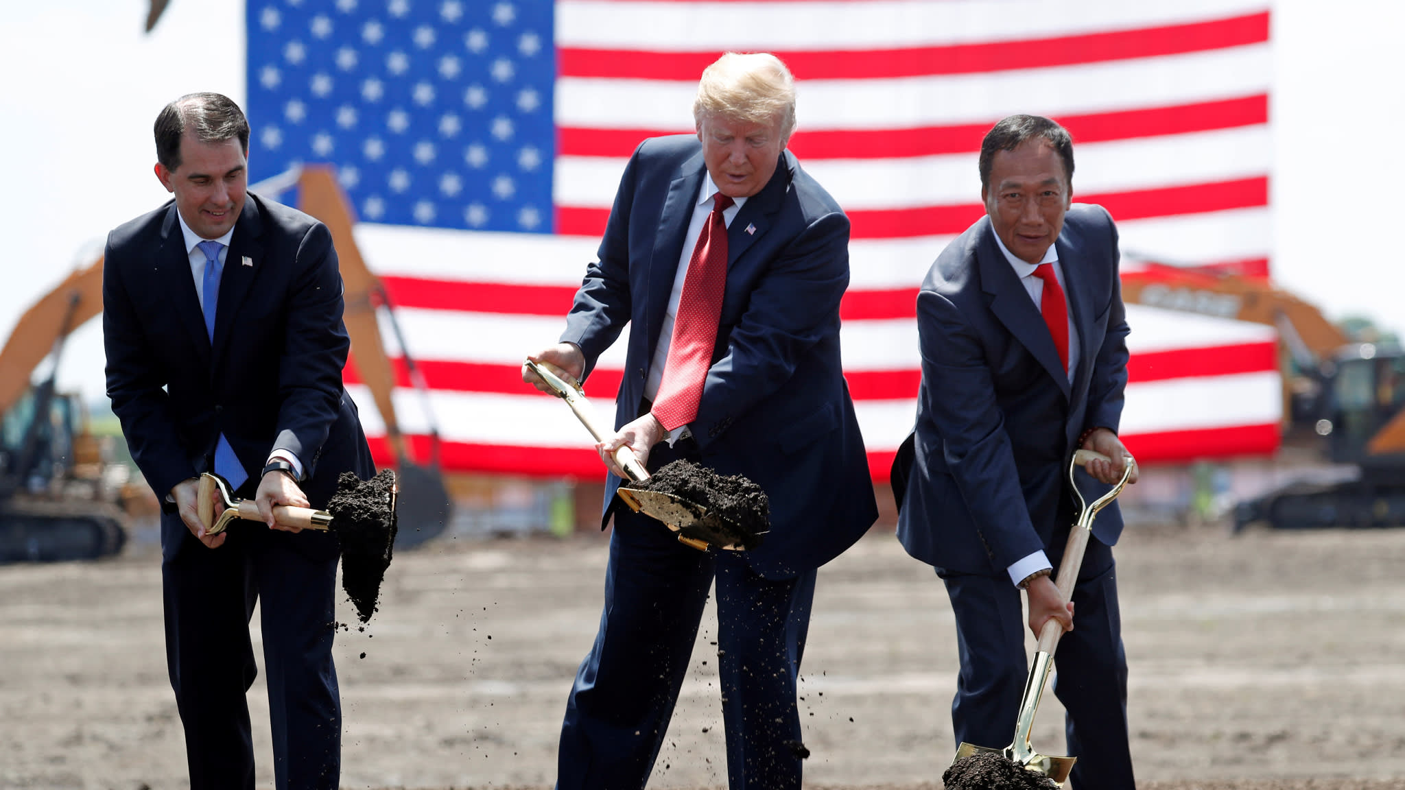 Trump Resmi Lakukan Ground Breaking Pabrik Foxconn di AS