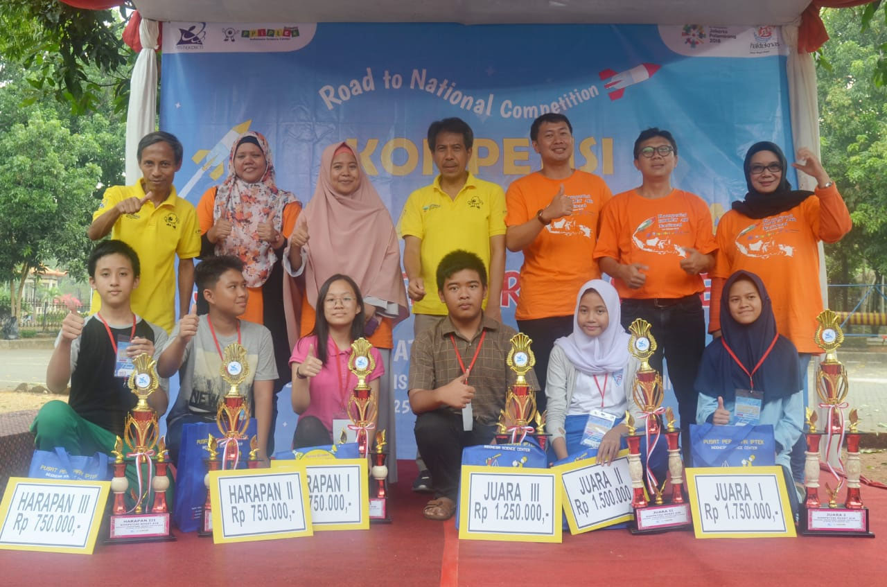 Tiga Siswa Juara Kompetisi Roket Air Regional