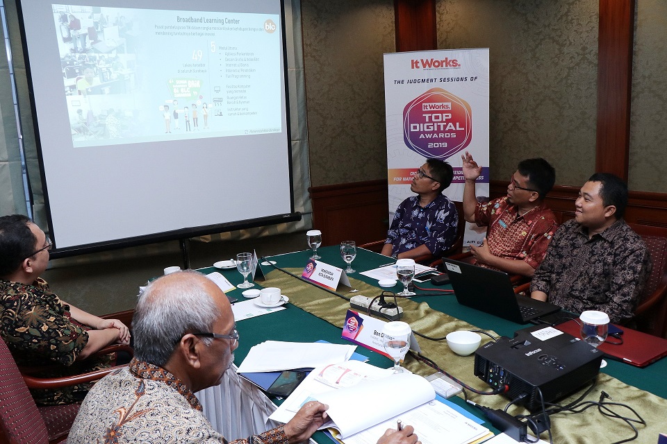 TOP DIGITAL Awards 2019: Layanan Command Center 112 Dari Pemkot Surabaya Memberikan Rasa Aman dan Nyaman Untuk Masyarakat