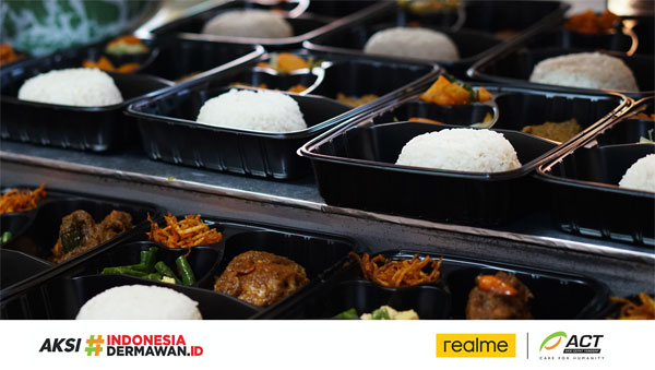 Realme-ACT Distribusikan Ribuan Makanan Buka Puasa Gratis