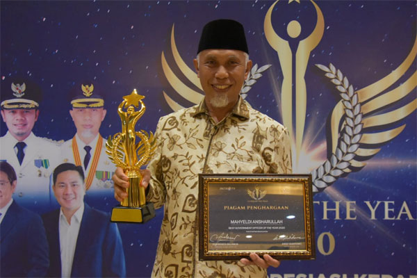 Mahyeldi Ansharullah Raih Penghargaan People of the Year 2020