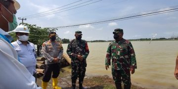 Sinergi PLN-TNI Amankan Listrik Terdampak Banjir di Karawang