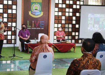 Dinas Lingkungan Hidup Kota Tangerang Berikan Penghargaan Adiwiyata Proklim