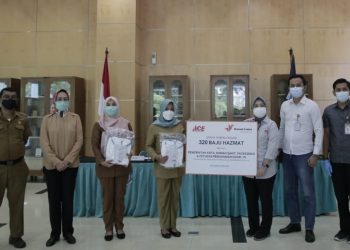 CSR ACE Hardware Bantu Baju Hazmat Ke Pemkot Tangsel