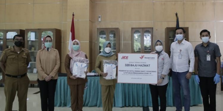 CSR ACE Hardware Bantu Baju Hazmat Ke Pemkot Tangsel
