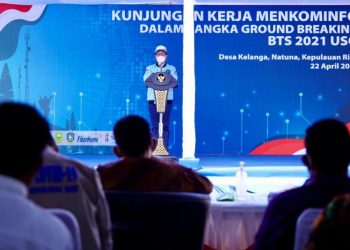 Menteri Komunikasi dan Informatika Johnny G. Plate dalam acara ground breaking (pelatakkan batu pertama) pembangunan BTS (Base Transceiver Station) 4G di Desa Kelanga, Kabupaten Natuna, Provinsi Kepulauan Riau, Kamis (22/04/2021).