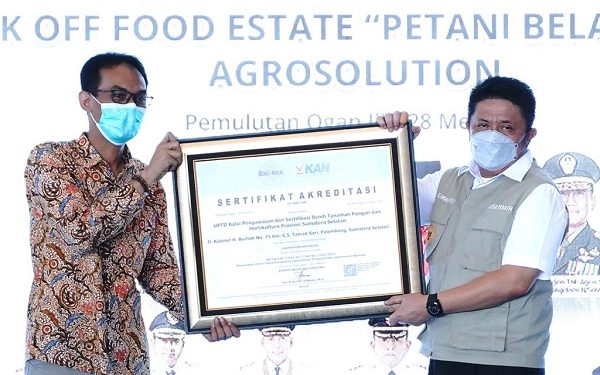 Dukung Food Estate, KAN Serahkan Sertifikat Akreditasi ke Lab Penguji di Sumsel