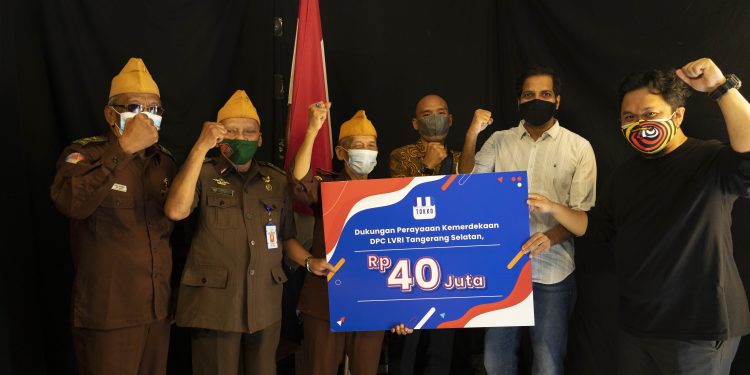 Perwakilan Tokko menyerahkan donasi kepada Legiun Veteran Republik Indonesia (LVRI) Tangerang Selatan (Foto: Dokumentasi Tokko)