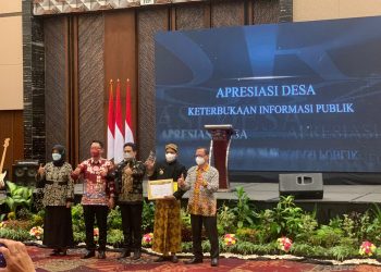 Penyerahan Penghergaan Desa terbaik penerima Apresiasi Implementasi Keterbukaan Informasi Publik, Jakarta, 29/09/2021