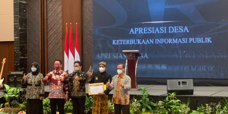 Penyerahan Penghergaan Desa terbaik penerima Apresiasi Implementasi Keterbukaan Informasi Publik, Jakarta, 29/09/2021