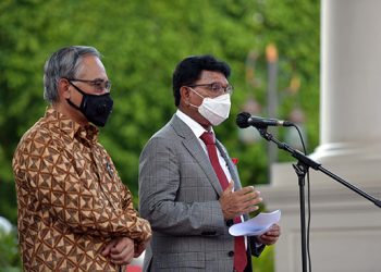 Menkominfo dan Ketua OJK dalam keterangan pers usai rapat bersama Presiden di Istana Merdeka, Jakarta Pusat, 15/10/2021.