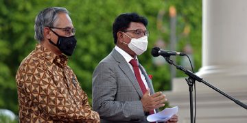 Menkominfo dan Ketua OJK dalam keterangan pers usai rapat bersama Presiden di Istana Merdeka, Jakarta Pusat, 15/10/2021.