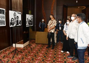 meninjau Media Center Kementerian Kominfo, di Kabupaten Jayapura, Papua, Kamis (07/10/2021).
