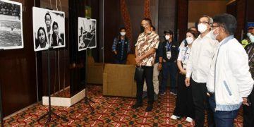 meninjau Media Center Kementerian Kominfo, di Kabupaten Jayapura, Papua, Kamis (07/10/2021).