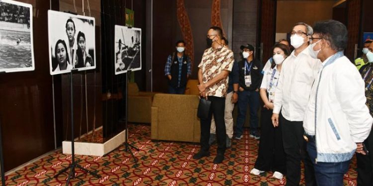 meninjau Media Center Kementerian Kominfo, di Kabupaten Jayapura, Papua, Kamis (07/10/2021).