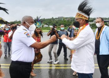 Menteri Komunikasi dan Informatika Johnny G. Plate tiba di Bandar Udara Rendani, Manokwari, Papua Barat, Rabu (06/10/2021). Menteri Johnny disambut Gubernur Papua Barat, Dominggus Mandaca; Kepala Dinas Kominfo Persandian dan Statistik, Frans P. Istia, serta jajaran Forkompida (Dok: Kominfo)