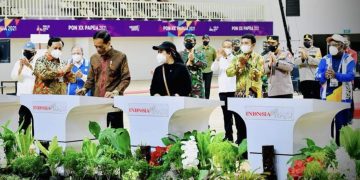 Presiden Joko Widodo melakukan groundbreaking Papua Youth Creative Hub di Distrik Abepura, Kota Jayapura, Provinsi Papua, Sabtu (02/10/2021).