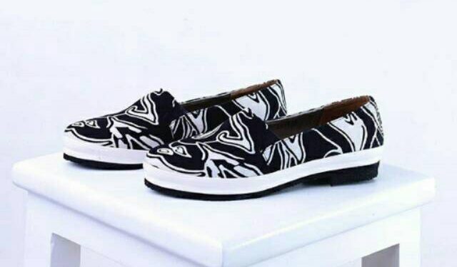 Keuntungan Maklon Sepatu Dibandingkan Dengan Produksi Sendiri