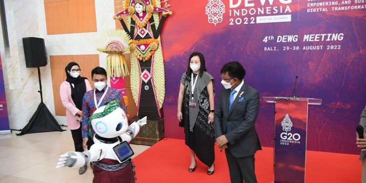 Robot UU Sapa Pengunjung Pertemuan Keempat DEWG G20