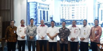 Penandatanganan Nota Kesepahaman oleh Direktur Utama PT INTI (Persero) Edi Witjara, Chief Executive Officer DesktopIP Phidi Soepangkat, dan Kepala BSSN Letnan Jenderal TNI (Purn.) Hinsa Siburian di hadapan Kepala Staf Kepresidenan Dr. Jenderal (Purn) TNI Moeldoko, di Kantor BSSN Jakarta, 10/10/2021.