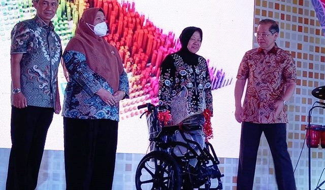 Hadiri HUT Ke 29 Metland, Mensos Terima Bantuan 100 Kursi Roda Untuk Disabilitas
