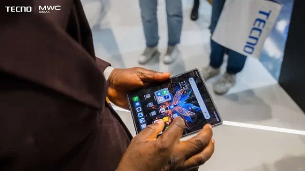 PHANTOM V Fold 5G, Smartphone Lipat Pertama Besutan TECNO