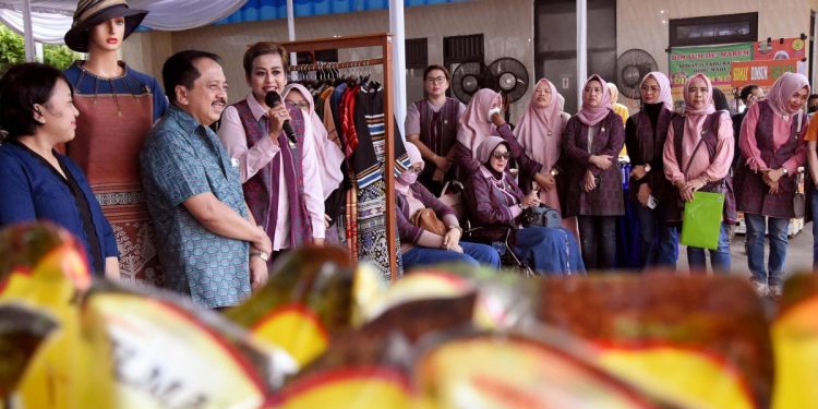 DWP Kominfo Gelar Bazar dan Bakti Sosial