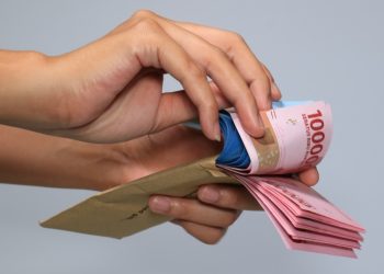 Terima THR, Mana yang Harus Didahulukan Belanja atau Bayar Utang?