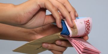 Terima THR, Mana yang Harus Didahulukan Belanja atau Bayar Utang?