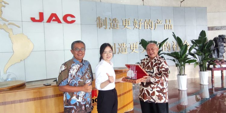 Foto ki-ka: Dimas Teguh Mulyanto selaku Komisaris PT Jasa Berdikari Logistics Tbk , Vivian Wen selaku Light Commercial Vehicle Dept. International Marketing Chief JAC Motors, dan James Budiarto Tjandrakesuma selaku Direktur Utama PT Jasa Berdikari Logistics Tbk (Foto: Dokumentasi Jasa Berdikari Logistics)