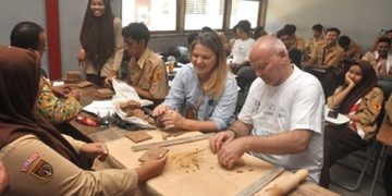 Years of Culture dan Community Service Section di Qatar Museums Kunjungi SMKN 1 Rota Bayat