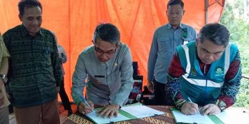 Bupati Kutai Timur (Kutim) Ardiansyah Sulaiman teken serah terima hibah lahan, sebagai tempat penyimpanan mesin listrik dari PT PLN di Desa Susuk Tengah Kecamatan Sandaran, Jumat siang (10/11/2023).