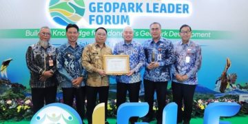 Gubernur Kalsel Terima Penghargaan UNESCO Global Geopark (UGGp) Meratu