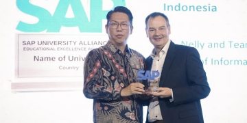 School of Information Systems BINUS University Sabet 3 Penghargaan dari SAP University Alliances