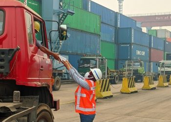 Harpelnas 2026, IPC TPK Pontianak Lindungi Pengemudi Truk dari Paparan Kabut Asap