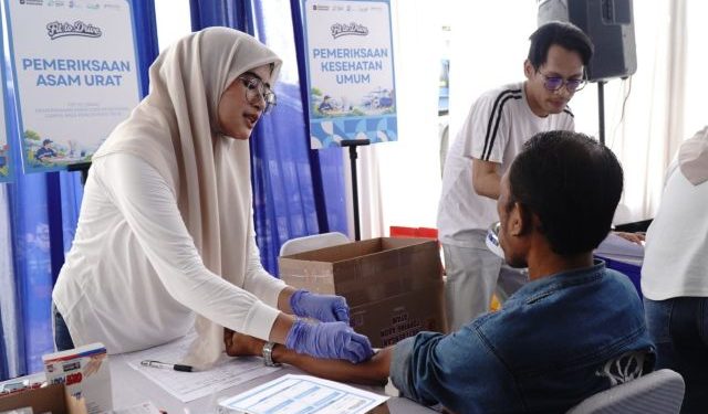 Realisasikan Program TJSL, IPC TPK Fasilitasi Cek Kesehatan dan Berikan Kacamata Gratis Driver Peti Kemas