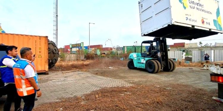Pelindo Bantu Penanganan Bencana Melalui Pengiriman Kontainer Pelayanan Kesehatan di NTT